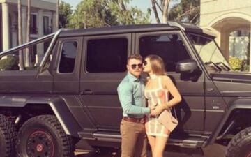 La camioneta Mercedes Benz G63 AMG 6.6 es una de sus adquisiciones más recordadas, ésta tiene un precio de 20 millones de pesos.
