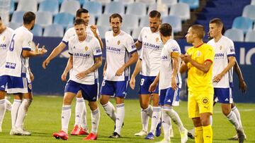 Los jugadores del Real Zaragoza celebran el gol de Vuckic.