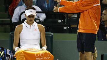 La espa&ntilde;ola Garbine Muguruza descansa durante su enfrentamiento ante la estadounidense Christina McHale.