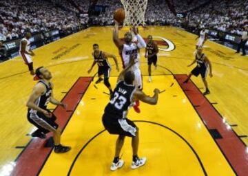 LeBron, solo ante los cinco jugadores de los Spurs. No hubo color a nivel colectivo. 