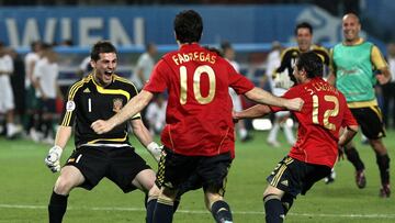 Cesc y Cazorla corren hacia Casillas después de que España elimine a Italia en los penaltis en cuartos de la Eurocopa 2008.