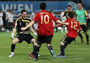 La maldición de los cuartos permanecía en mundiales y eurocopas, hasta que llegó el recordado partido contra Italia. España venía de arrasar en la fase de grupos, con una victoria brillante (4-1) ante Rusia y dos remontadas ante Suecia y Grecia, ambas por 2-1. Cesc Fábregas, entonces jugador del Arsenal, fue el encargado de tirar el penalti decisivo y marcó el gol con el que empezó el ciclo de oro de la Selección, el que se abrió en 2008 en Viena y se prolongó hasta Kiev-2012. Cuatro años en los que La Roja dominó el fútbol mundial y fue número 1 indiscutible del ránking FIFA.