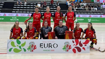 La Selección Española femenina de hockey patines posa antes del duelo ante Italia.