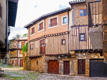 La Alberca es uno de los pueblos más conocidos de la Sierra de Francia. Se encuentra en muy buen estado, con nuevas construcciones, y con una Plaza Mayor de lo más fotografiada, con balcones adornados enteros con geranios.
