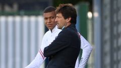 Conversación entre Leonardo, dirigente deportivo del París Saint-Germain y Kylian Mbappé antes del entrenamiento del club francés. 