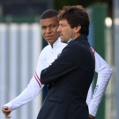 Conversación entre Leonardo, dirigente deportivo del París Saint-Germain y Kylian Mbappé antes del entrenamiento del club francés.