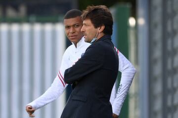 Conversación entre Leonardo, dirigente deportivo del París Saint-Germain y Kylian Mbappé antes del entrenamiento del club francés. 