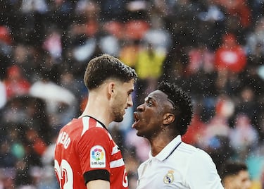 El defensa central nacido en Montevideo, Santiago Bueno, discutiendo con Vinicius Júnior.