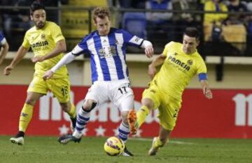 El centocampista del Villarreal Bruno Soriano  y su comapñero Jaume Costa  junto al centrocampista de la Real Sociedad David Zurutuza.