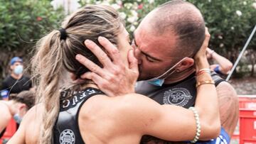 Una pareja besándose al acabar una de las pruebas de la Bestial Race.