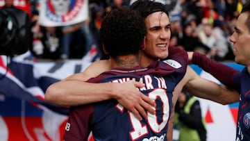 Soccer Football - Ligue 1 - Paris St Germain vs Montpellier - Parc des Princes, Paris, France - January 27, 2018   Paris Saint-Germain&rsquo;s Edinson Cavani celebrates scoring their first goal with Neymar and Giovani Lo Celso    REUTERS/Gonzalo Fuentes