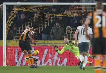 Tom Huddlestone of Hull City scores their first goal.