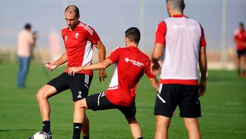 Ignasi Miquel, durante un entrenamiento con el Granada.