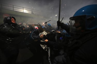 La gente se enfrenta a la policía durante una protesta contra el impacto ambiental, económico y social de los Juegos Olímpicos de Invierno de Milán-Cortina 2026.