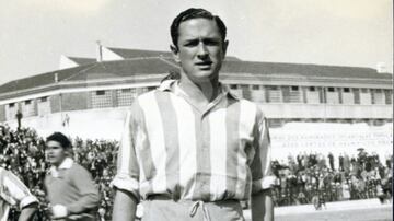 Con el Atlético jugó 67 partidos anotando cinco goles desde 1953 a 1956. Tras ello fichó por el Valencia donde estuvo dos años.