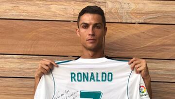 Cristiano Ronaldo posando con una camiseta dedicada a su fan Santiago.