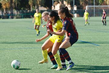 Jugadoras del Levante y Villarreal pugnan por el balón en el Polideportivo Massanassa.