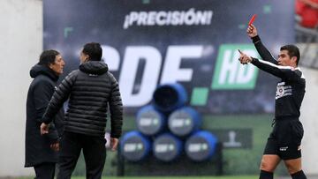 El técnico recibió su primera tarjeta roja en Colo Colo. Ya suma 15 expulsiones en el fútbol chileno, sumando Huachipato y la UC.