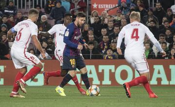 Jugada del penalti de Quincy Promes a Leo Messi.