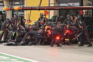 Los mecánicos de Red Bull cambiando neumáticos al monopalza de Max Verstappen.