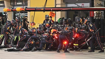 Los mecánicos de Red Bull cambiando neumáticos al monopalza de Max Verstappen.