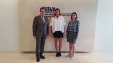 Muguruza junto a Miguel Ángel Navarro Portera, embajador de España en Singapur, y Gabriela Martínez de Aragón, directora regional de BBVA en Singapur.