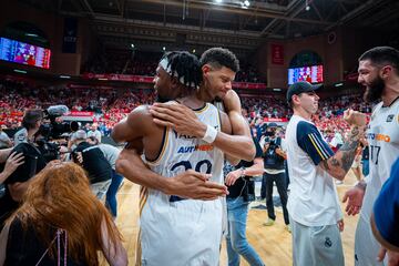 Los jugadores del Real Madrid celebran la victoria tras finalizar el encuentro. En la imagen, Guerschon Yabusele y Walter Tavares.