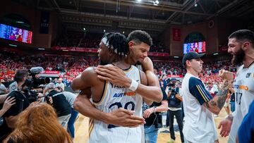 Los jugadores del Real Madrid celebran la victoria tras finalizar el encuentro. En la imagen, Guerschon Yabusele y Walter Tavares.