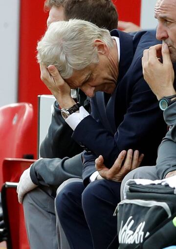 Arsenal manager Arsene Wenger looks dejected