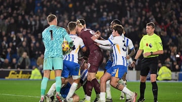 Brighton (United Kingdom), 09/11/2024.- Manchester City's Erling Haaland tussles with Brighton and Hove Albion's Jan Paul van Hecke, and Haaland subsequently shown a yellow card during the English Premier League match between Brighton & Hove Albion and Manchester City, in Brighton, Britain, 09 November 2024. (Reino Unido) EFE/EPA/DANIEL HAMBURY EDITORIAL USE ONLY. No use with unauthorized audio, video, data, fixture lists, club/league logos, 'live' services or NFTs. Online in-match use limited to 120 images, no video emulation. No use in betting, games or single club/league/player publications.