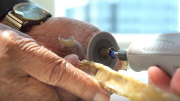 El hombre con las uñas más largas del mundo se las cortó por fin