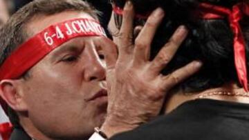 Julio César Chávez anima a su hijo antes de un combate.