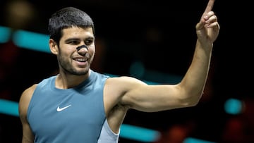 Carlos Alcaraz celebra un punto contra Andrea Vavassori en Róterdam.