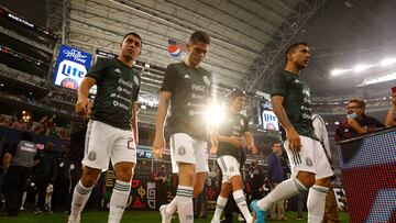 Jugadores de la Selección Mexicana saltan al campo de juego para enfrentar a Nigeria en Arlington, Texas.