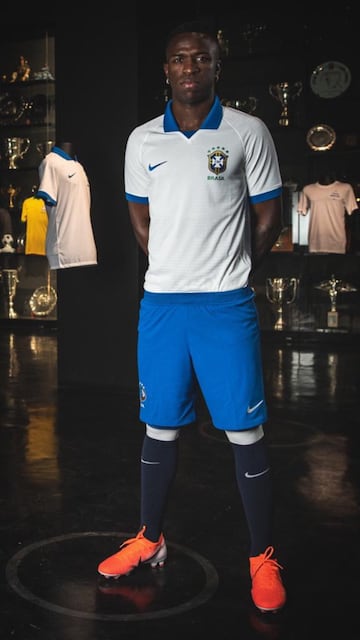 El joven jugador del Ral Madrid, Vinicius Jr., ha sido el encargado de encabezar la presentación de la que será la camiseta de Brasil para la Copa América.