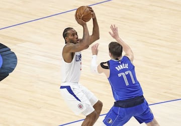 Kawhi Leonard tira a canasta ante la defensa de Luka Doncic.