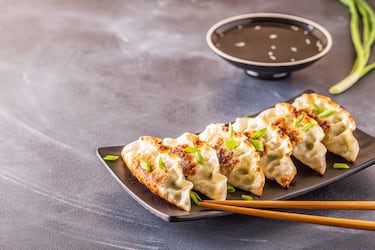 Los jiaozi son una clase tradicional de empanadilla o dumpling chino, muy populares en Asia (similares a la gyoza japonesa o el mandu coreano). Consisten en una fina masa de trigo rellena de carne picada y/o verduras, sellada a mano, y se pueden consumir hervidos, al vapor o fritos, siendo un plato símbolo de fortuna y unión familiar.