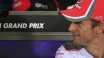 AMBIENTE DISTENDIDO. Button habla con Vettel durante la rueda de prensa oficial de la FIA en Albert Park.