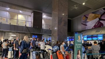 Passengers queue to check in for a flight on Singapore Airlines at O.R. Tambo International Airport in Johannesburg, South Africa, November 26, 2021. REUTERS/ Sumaya Hisham