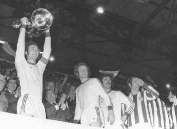 No solo es uno de los mejores defensas de la historia sino que es uno de los mejores jugadores de todos los tiempos. Jug¨® 424 partidos en la Bundesliga y 78 en la Copa de Europa. Jug¨® en el Bayern M¨²nich, en el New York Cosmos y en el Hamburger SV. Fue 103 veces internacional con Alemania con la que gan¨® la Eurocopa de 1972 y el Mundial de 1974. En su palmar¨¦s tambi¨¦n tiene 5 Bundesligas, 4 Copas de Alemania, 1 Recopa de Europa, 3 Copas de Europa y 1 Copa Intercontinental. En la imagen, Beckenbauer levanta la Copa Europa de 1974.