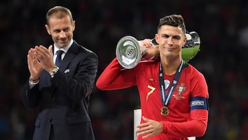 PORTO, PORTUGAL - JUNE 09: Cristiano Ronaldo of Portugal celebrates with the UEFA Nations League Trophy following his team's victory in the UEFA Nations League Final between Portugal and the Netherlands at Estadio do Dragao on June 09, 2019 in Porto, Portugal. (Photo by Lukas Schulze - UEFA/UEFA via Getty Images)