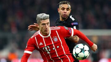 MUNICH, GERMANY - DECEMBER 05: Robert Lewandowski of Bayern Muenchen is challenged by Layvin Kurzawa of PSG during the UEFA Champions League group B match between Bayern Muenchen and Paris Saint-Germain at Allianz Arena on December 5, 2017 in Munich, Germany. (Photo by Alexander Hassenstein/Bongarts/Getty Images)