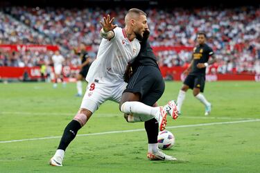 Gudelj frena a Vinicius.