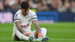 Cuti Romero, jugador del Tottenham, se duele en el suelo durante el partido ante el Everton.