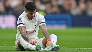 Cuti Romero, jugador del Tottenham, se duele en el suelo durante el partido ante el Everton.