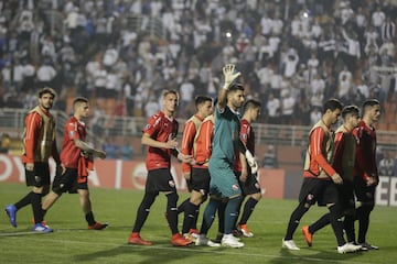 El partido entre Santos e Independiente fue suspendido a pocos minutos de final por incidentes en las tribunas del Pacaembú cuando el juego iba 0-0. Este resultado le da la clasificación a Independiente a los cuartos de final de la Copa Libertadores luego de la decisión de la Conmebol de otorgarle el triunfo 3-0 en la ida por la mala inclusión del uruguayo Carlos Sánchez.