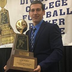 Luis Pérez recibe el premio al mejor jugador de la NCAA-DII