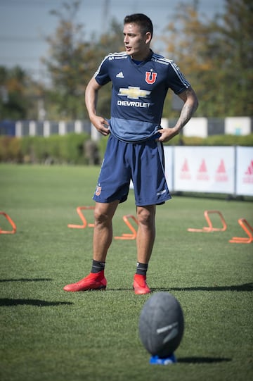 Jugadores de el equipo de rugby neozelandés All Blacks participan en una actividad extraeportiva con los jugadores de el equipo Universidad de Chile en el CDA.