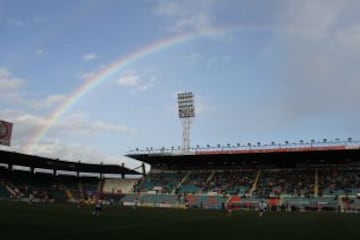 Vista de las gradas del Helm¨¢ntico, arcoiris incluido, durante el partido Salamanca-Murcia (27/02/10)