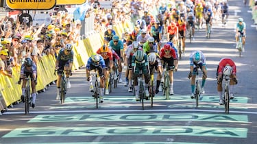 Dylan Groenewegen (de rojo, a la derecha) vence al sprint a Jasper Philipsen (de gris, a la izquierda).
